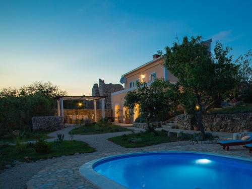 willa z basenem przed domem w obiekcie Villa Cesarica Novalja w Novalji