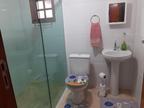 La salle de bains est pourvue d'une douche, de toilettes et d'un lavabo. dans l'établissement Aconchego da Vovó, à Araruama