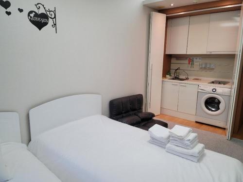 
A bed or beds in a room at Gangnam Samseong coex Daechi G
