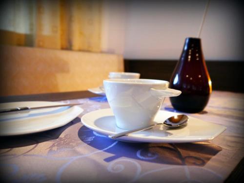 een kopje koffie op een tafel met een lepel bij Haus Tanja in Sölden