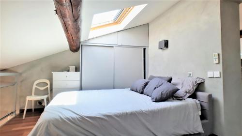 Katil atau katil-katil dalam bilik di Appart'hôtel Luxe Vieil Antibes 75 m2 avec Parking plages à pieds