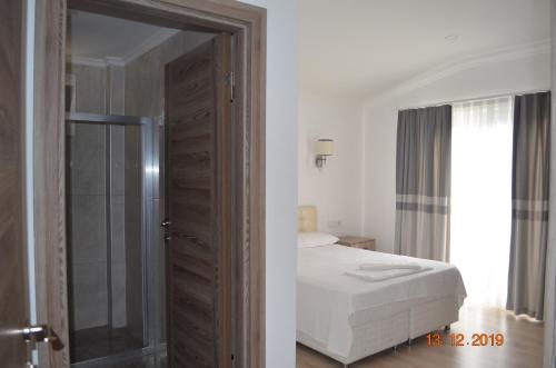Ένα ή περισσότερα κρεβάτια σε δωμάτιο στο Hotel Uygar