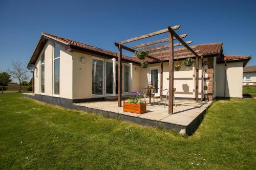 una pequeña casa con porche y patio en Stoneleigh Village, en Sidmouth