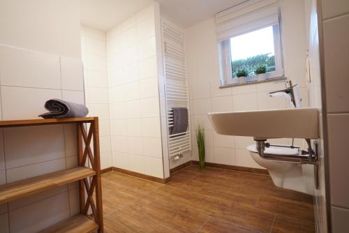 uma casa de banho com um lavatório e um WC em Saale Unstrut Ferienwohnung II em Naumburg