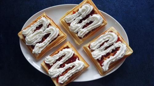 eine weiße Platte mit vier Stücken Futter drauf in der Unterkunft Pokoje Gościnne Zblewo in Zblewo