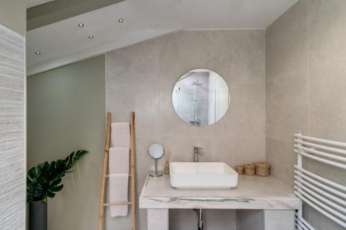 łazienka z umywalką i lustrem w obiekcie Luxury Apartment Regina w mieście Opatija