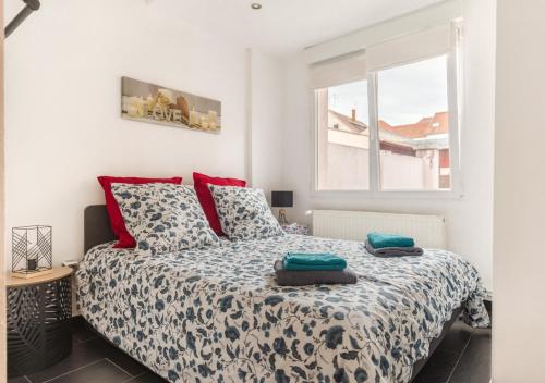 une chambre avec un lit et une fenêtre dans l'établissement Grünewald Colmar - Studio 2 pers - Parking, à Colmar