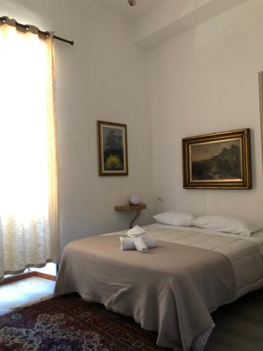 Villa Sapi في Arcisate: غرفة نوم عليها سرير وفوط