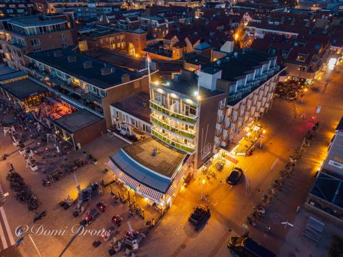une vue de tête sur une ville la nuit dans l'établissement Hotel Noordzee, à Katwijk