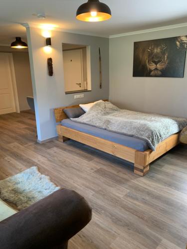 1 dormitorio con 1 cama grande y 1 sofá en African Suite - Maintal bei Frankfurt, en Maintal