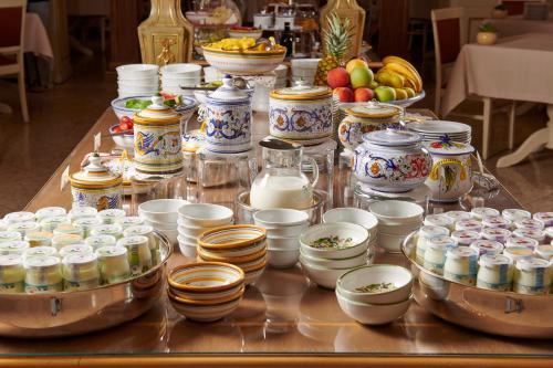 uma mesa coberta com potes e tigelas de comida em Villa Cordevigo em Cavaion Veronese