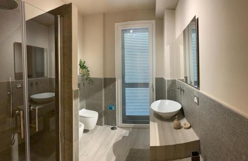 a bathroom with a sink and a toilet and a shower at Villa moderna a Forte dei Marmi in Forte dei Marmi