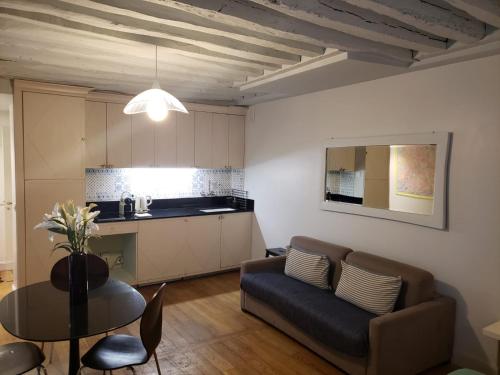 un salon avec un canapé et une table dans l'établissement LOUVRE ST GERMAIN Rue VERNEUIL, à Paris