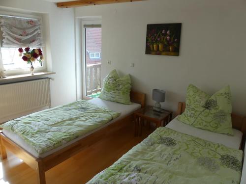 1 dormitorio con 2 camas y ventana en Ferienwohnung Bergblick en Hohenpeißenberg