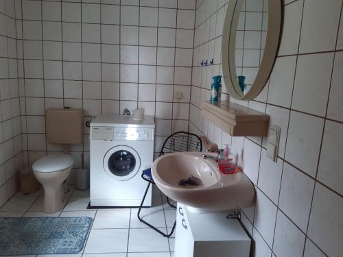 a bathroom with a washing machine and a sink at Vera in Hitzacker
