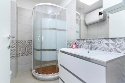 a bathroom with a shower and a sink at Casa della Contessa B&B in Turin
