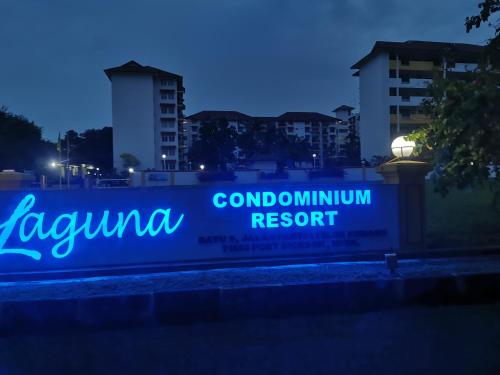 um sinal que lê kryptamine momentum resort à noite em Port Dickson, Laguna & Ocean View Resort Teluk Kemang - Apartment em Porto Dickson