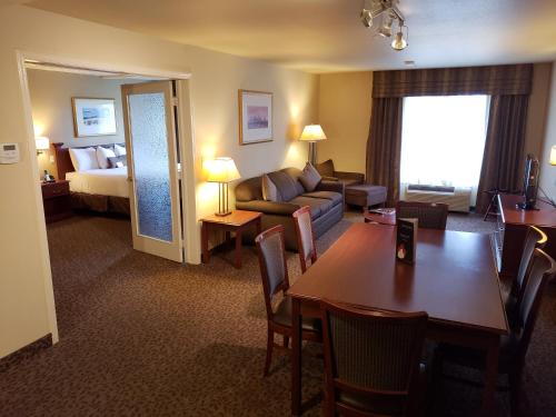 Χώρος καθιστικού στο Wingate by Wyndham - Edmonton West