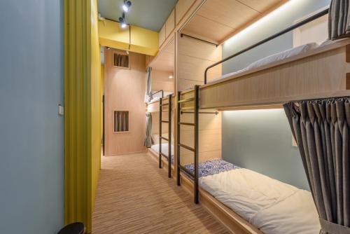 三星鄉的住宿－山多香青年民宿 Santhosham Hostel，走廊上设有两张双层床。
