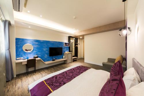 a hotel room with a bed and a desk at 台南安平民宿幸福拾光 in Tainan
