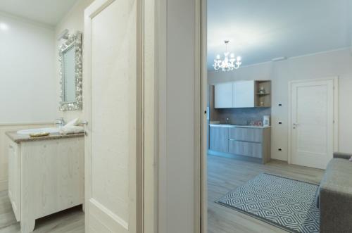 cocina y sala de estar con una puerta que conduce a un baño en Residenza Conca Verde B&B Il monolocale, en Rogolo