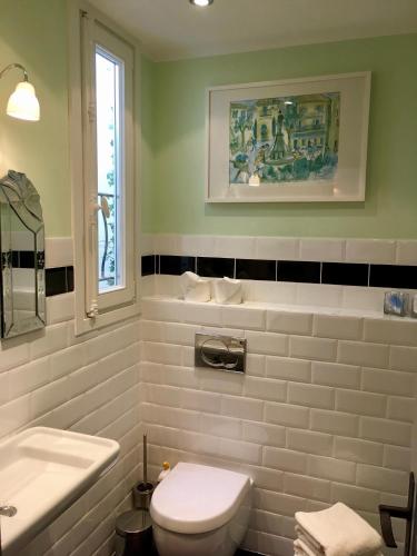 une salle de bain avec des toilettes blanches et un lavabo dans l'établissement Enjoy Mougins, à Mougins