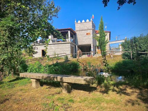 a stone bench sitting in front of a building at Chambre de la tour - Quinta da Prelada Simão in Celorico de Basto