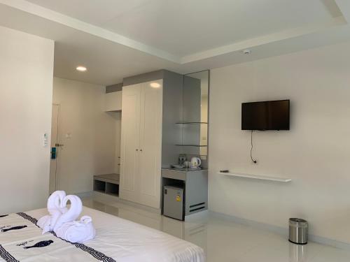 a bedroom with two swans sitting on a bed at Icare Residence & Hotel in Bangkok