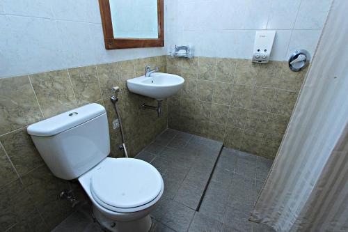 Griya Sentana Hotel في يوغياكارتا: حمام مع مرحاض ومغسلة