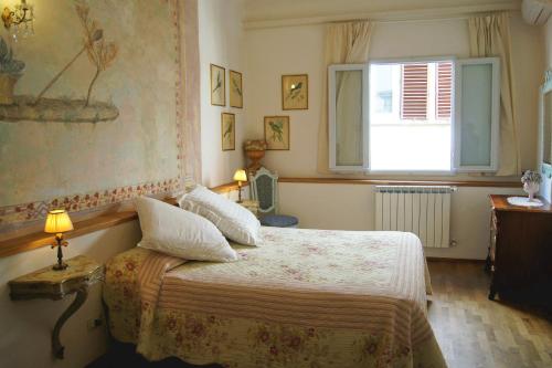 佛羅倫斯的住宿－梅拉藍曉公寓，一间卧室设有一张床和一个窗口