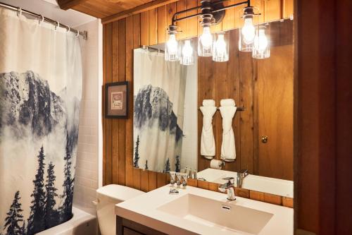 un bagno con lavandino e specchio di Banff Gate Mountain Resort a Canmore