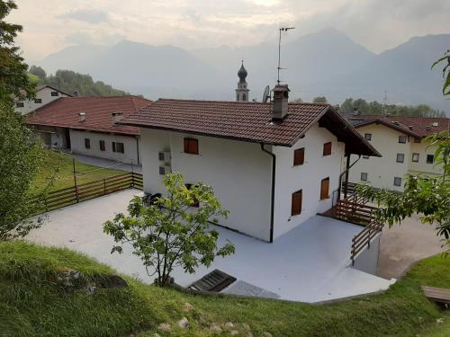 een groot wit gebouw met een toren erop bij Villetta Casale in Comano Terme