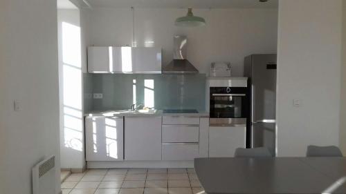Kuchyň nebo kuchyňský kout v ubytování Le Relais des Négociants