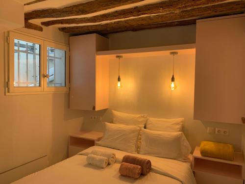 une chambre avec un lit avec deux serviettes dessus dans l'établissement Paris 6 SAINT GERMAIN SEINE, à Paris