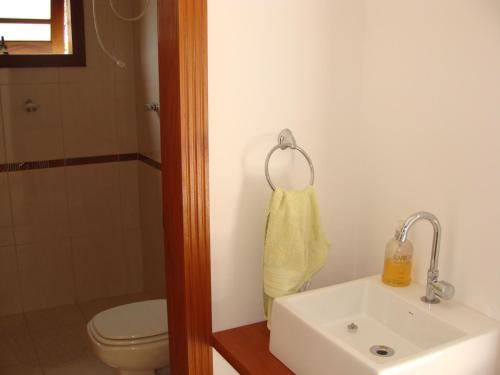 un baño con lavabo e inodoro en Chácara em Atibaia, en Atibaia