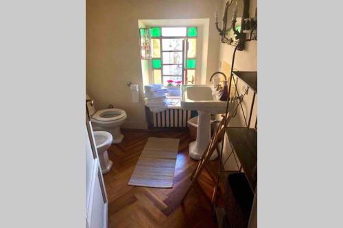 een badkamer met een wastafel en een toilet bij Beautiful and charming apartment Milan citycenter in Milaan