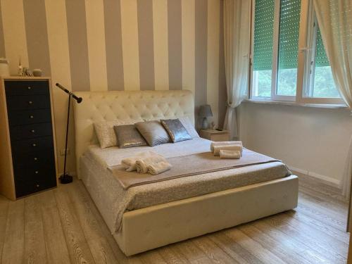 une chambre avec un lit avec deux serviettes dessus dans l'établissement confort home, à Viareggio