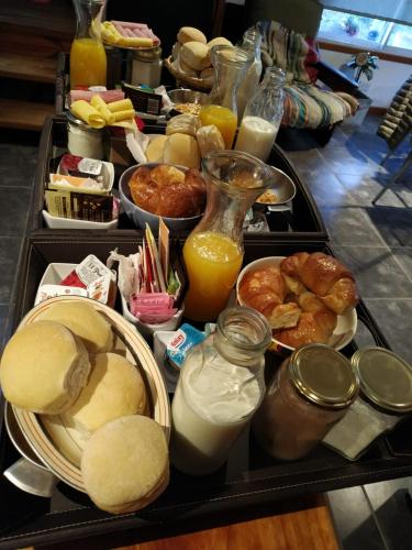 una bandeja de alimentos para el desayuno y bebidas en una mesa en Chiway, en Villa Gesell