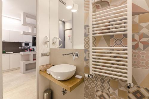 un bagno con lavandino e WC di Residenza l'oasi a Bologna