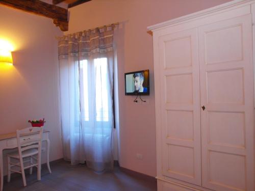 Televízia a/alebo spoločenská miestnosť v ubytovaní B&B Il Senesino