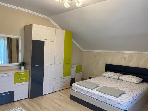 ein Schlafzimmer mit einem großen Bett und einer Kommode in der Unterkunft Guest House Costa 1 in Karianí