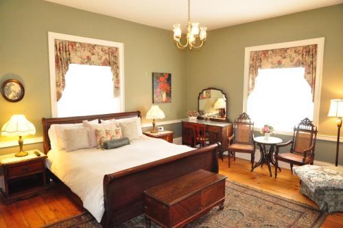 Cama ou camas em um quarto em Brockamour Manor Bed and Breakfast