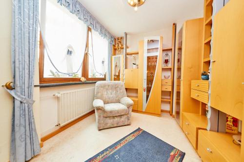 ein Wohnzimmer mit einem Stuhl und einem Fenster in der Unterkunft Gasthaus Burkard in Bernkastel-Kues