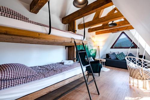 コシチェリスコにあるDom Pracy Twórczej Kosówkaのベッドルーム(二段ベッド1組付)、ロフトが備わります。
