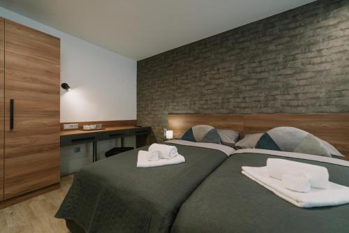 1 dormitorio con 1 cama con 2 toallas en Lidový dům Opava, en Opava