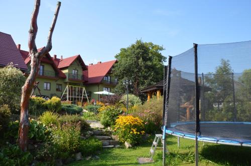 ein Haus mit einem Trampolin im Garten in der Unterkunft amel orawa in Podwilk