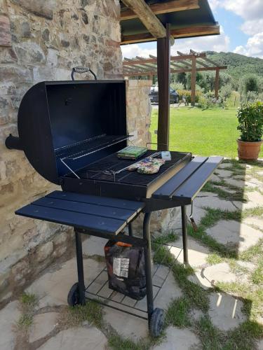 a barbecue grill sitting on a picnic table at La Moiana 1756 in Castiglione dʼOrcia
