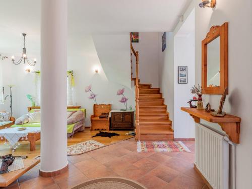 莫耶德喬斯的住宿－Casa de Cărămidă，一间带楼梯和镜子的客厅