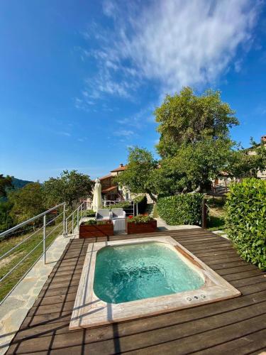 a small swimming pool on a wooden deck at Agriturismo Vezzano in Chiusi della Verna