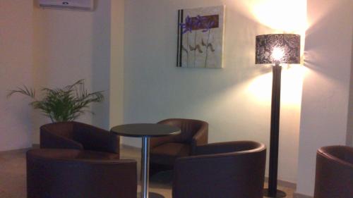 a room with chairs and a table and a lamp at Labella María in Pinos Genil